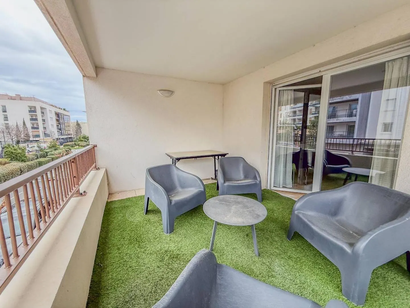 Apartment T3 Dans Residence Avec Piscine , Plage A Pieds Et Proche Commerces Le Lavandou